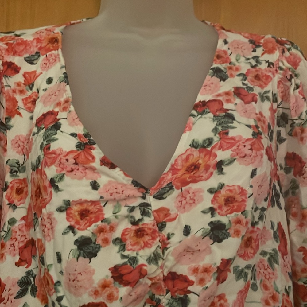 Old Navy floral neck top with middle front seam for slight ruching. - Picture 2 of 6